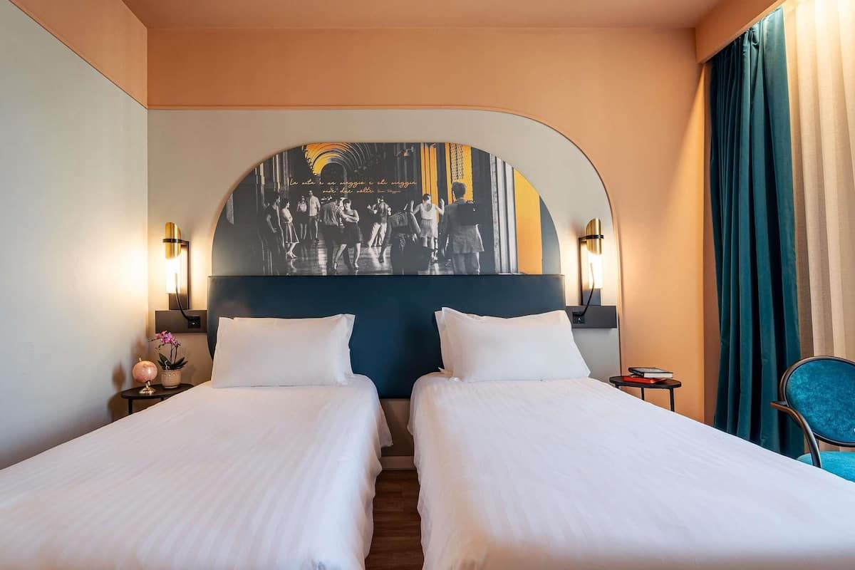 Superior tweepersoonskamer (with separate beds) | Donsdekens, een minibar, een kluis op de kamer, een bureau