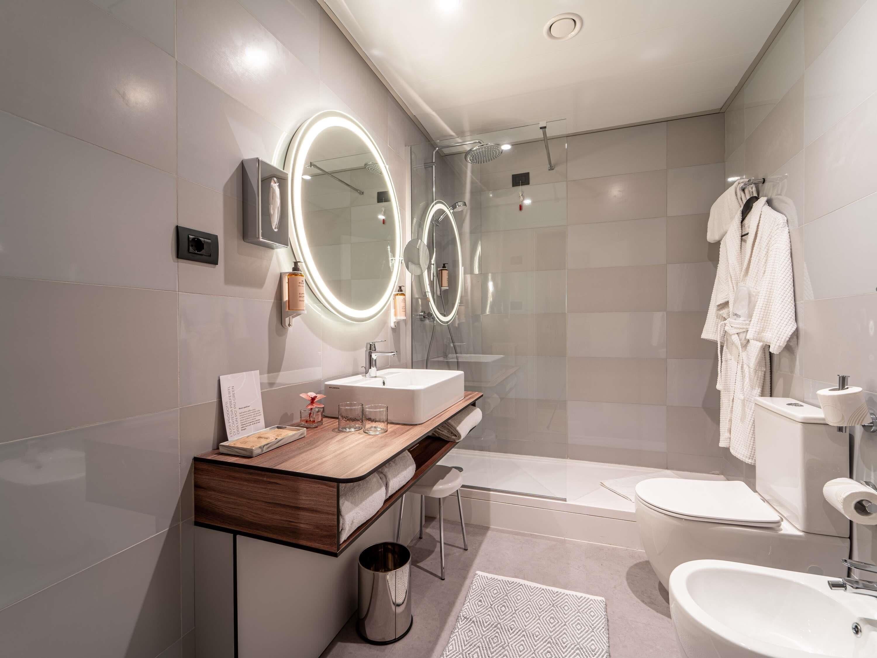 Quarto luxo, sacada | Edredons de pluma, frigobar, cofres nos quartos, escrivaninha