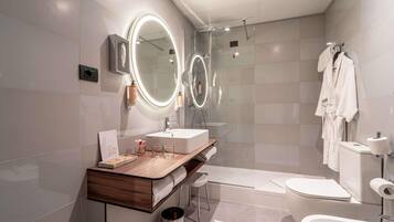 Quarto luxo, sacada | Edredons de pluma, frigobar, cofres nos quartos, escrivaninha
