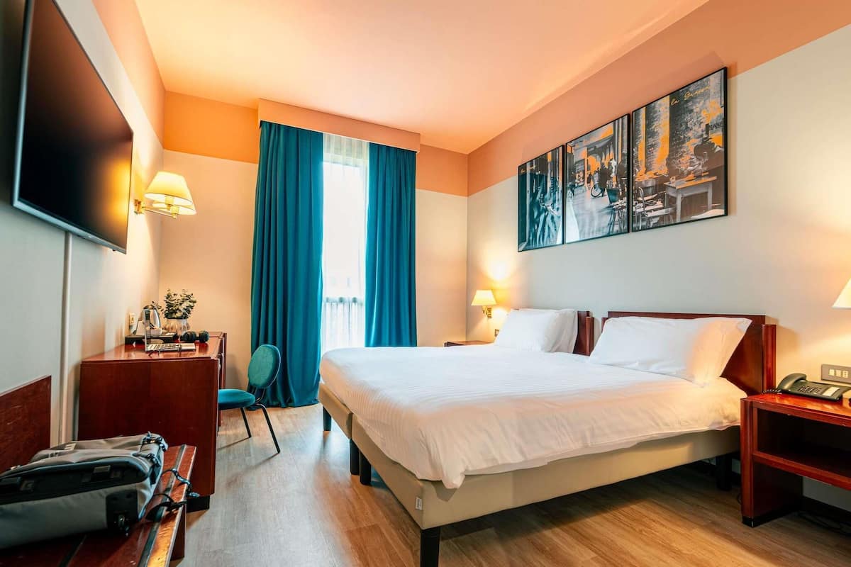 Klassieke kamer, 1 tweepersoonsbed | Donsdekens, een minibar, een kluis op de kamer, een bureau