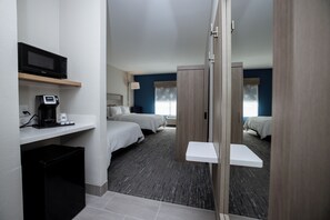 Quarto standard, 2 camas Queen | Escrivaninha, cortinas blackout, ferros/tábuas de passar roupa