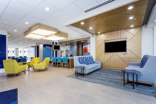 Holiday Inn Express & Suites Tampa Stadium – Airport Area by IHG