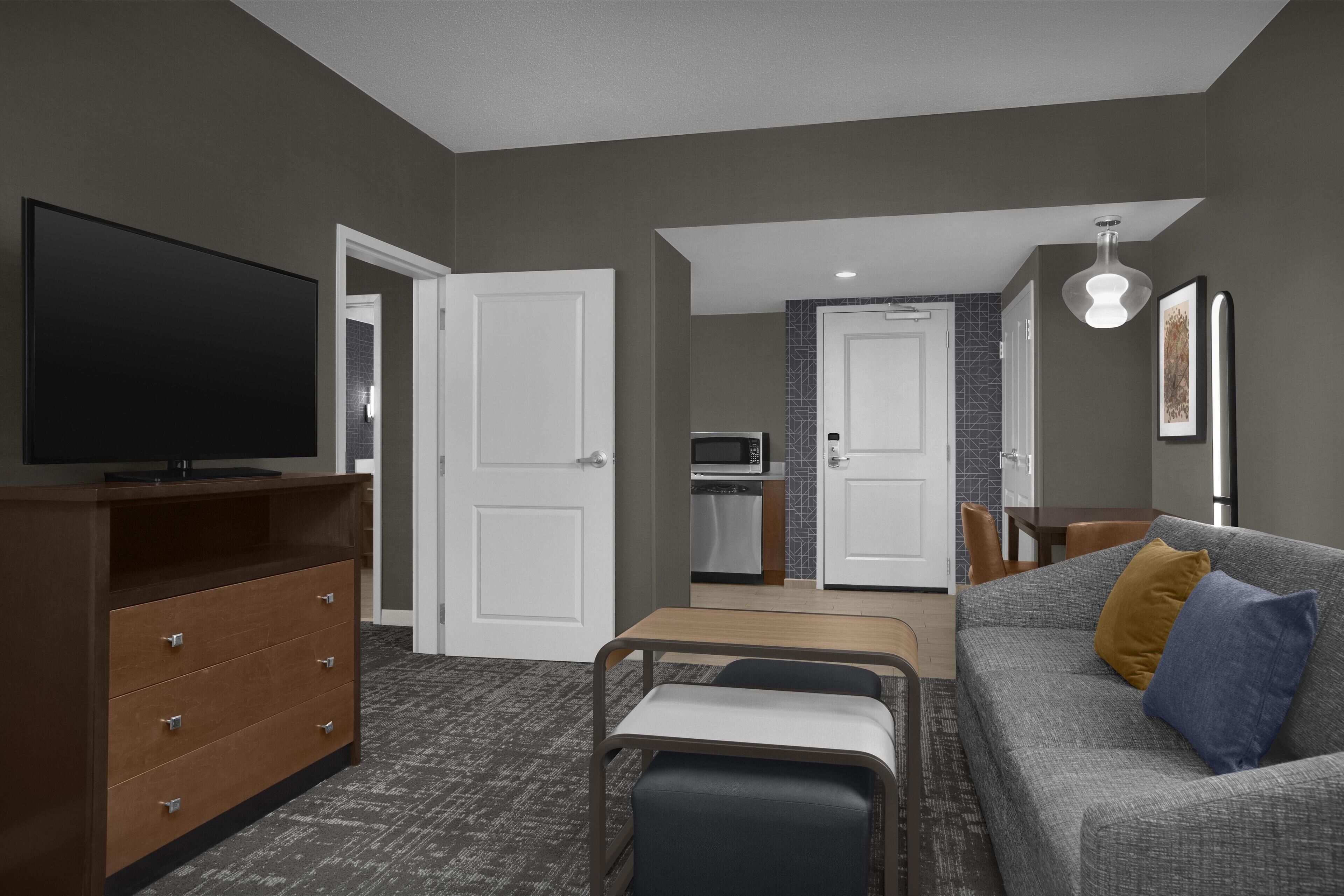 Suite, Accessible, Non Smoking (Roll-in Shower) | Living area