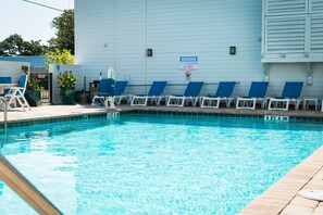 Piscina externa, funciona das 8h às 21h, guarda-sóis, espreguiçadeiras