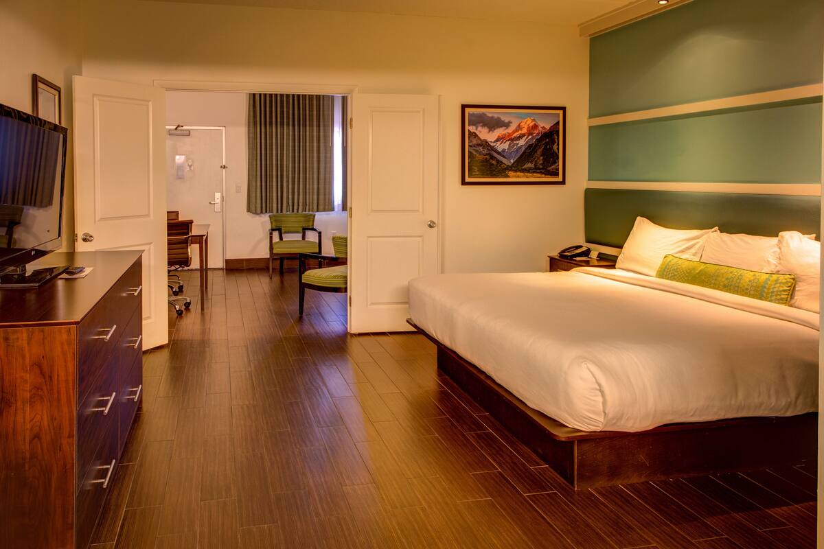Phòng Suite | Bộ đồ giường cao cấp, nệm có lớp đệm bông, bàn 