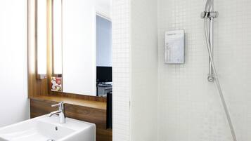 Suihkun ja ammeen yhdistelmä, ympäristöystävälliset hygieniatuotteet