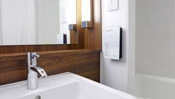 シャワー付き浴槽、環境にやさしいバスアメニティ、ヘアドライヤー、タオル