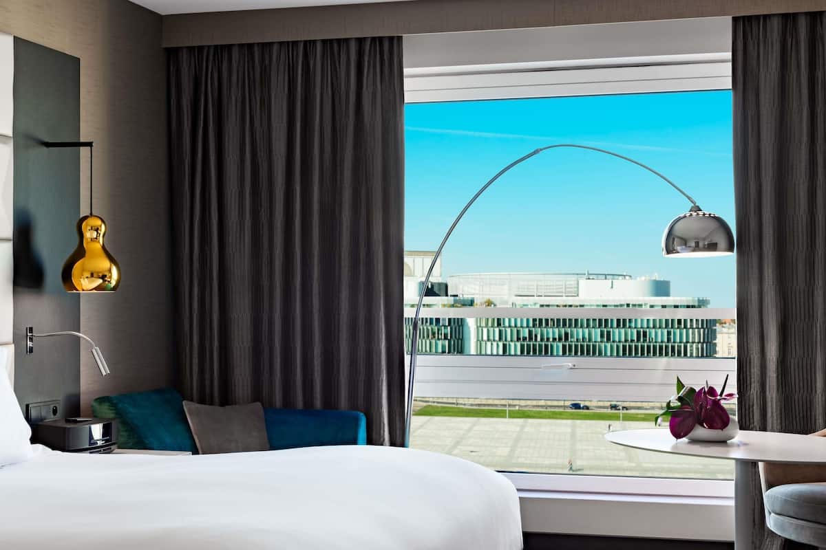 Chambre Luxe, 1 très grand lit (Pilsudski Square View) | 1 chambre, literie de qualité supérieure