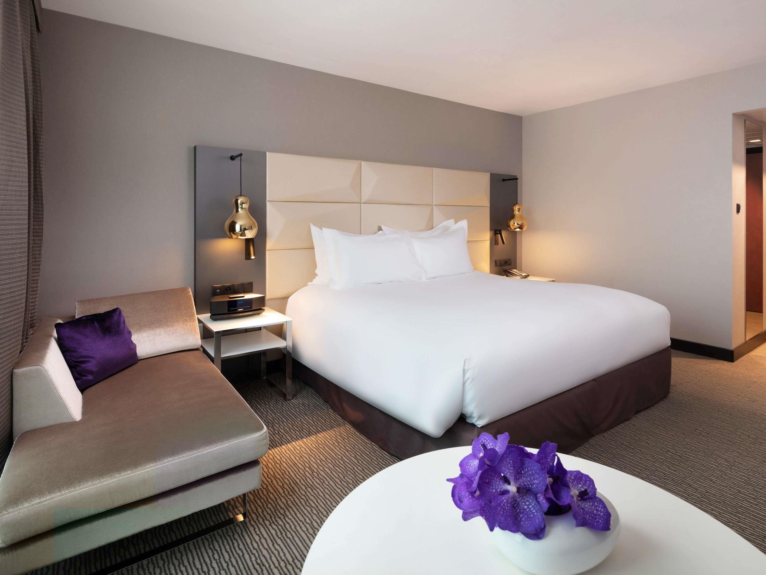 经典客房, 1 张特大床 | 高档床上用品、客房内保险箱、遮光窗帘、隔音