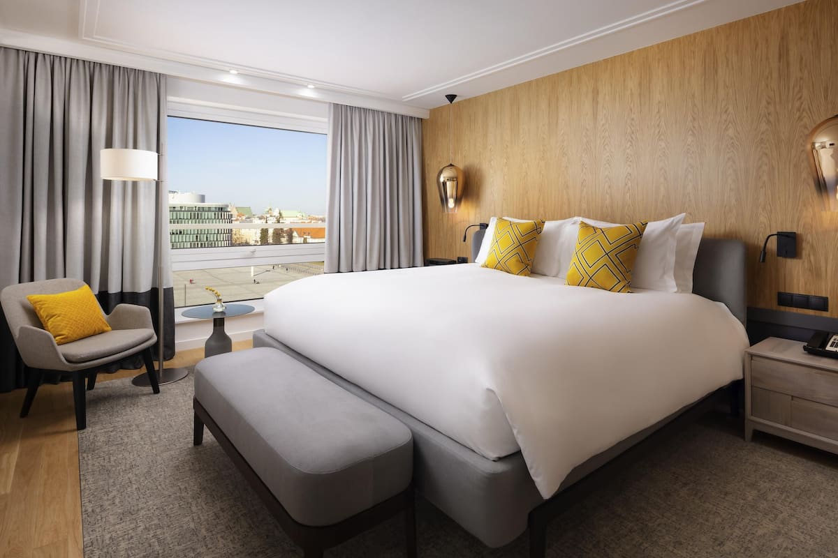 Luksussviitti, 1 suuri parisänky, keittotila (Opera) | Ylelliset vuodevaatteet, tallelokero huoneessa, pimennysverhot