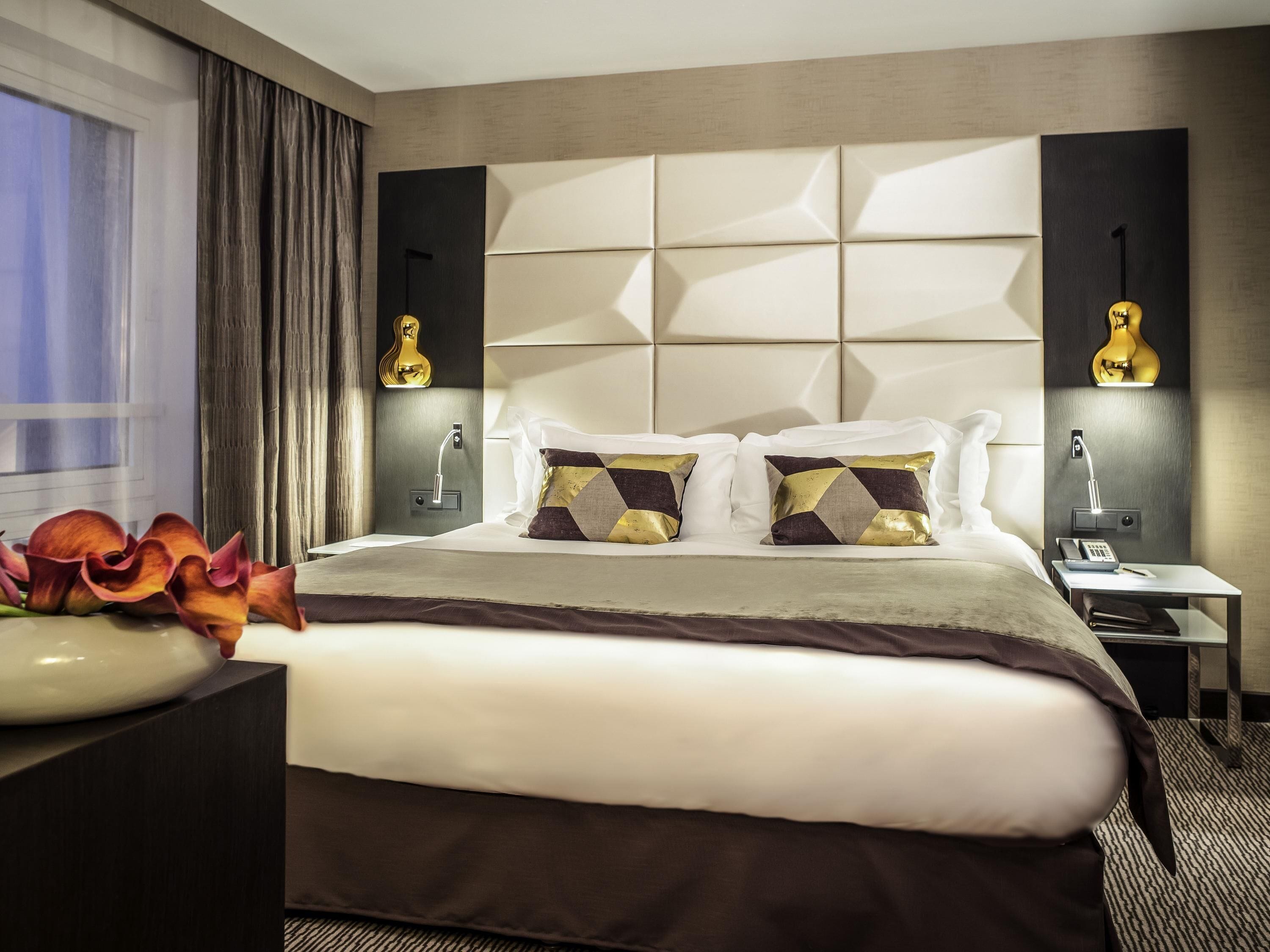 Sengetøy av topp kvalitet, safe på rommet og blendingsgardiner