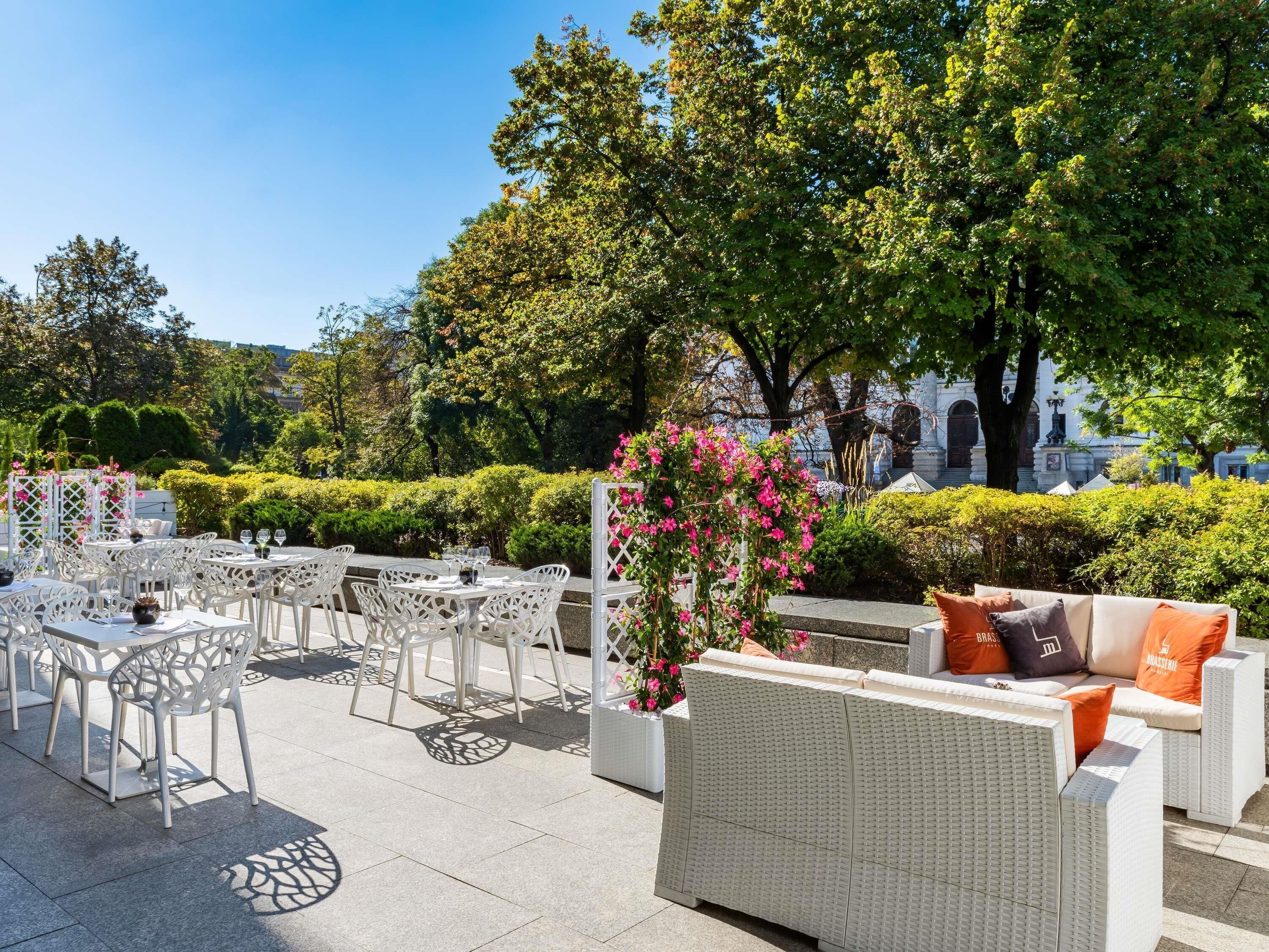 2 restaurants, lunch, dinner served; international cuisine 