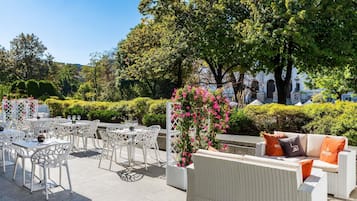 HĂ€r finns 2 restauranger som serverar lunch.