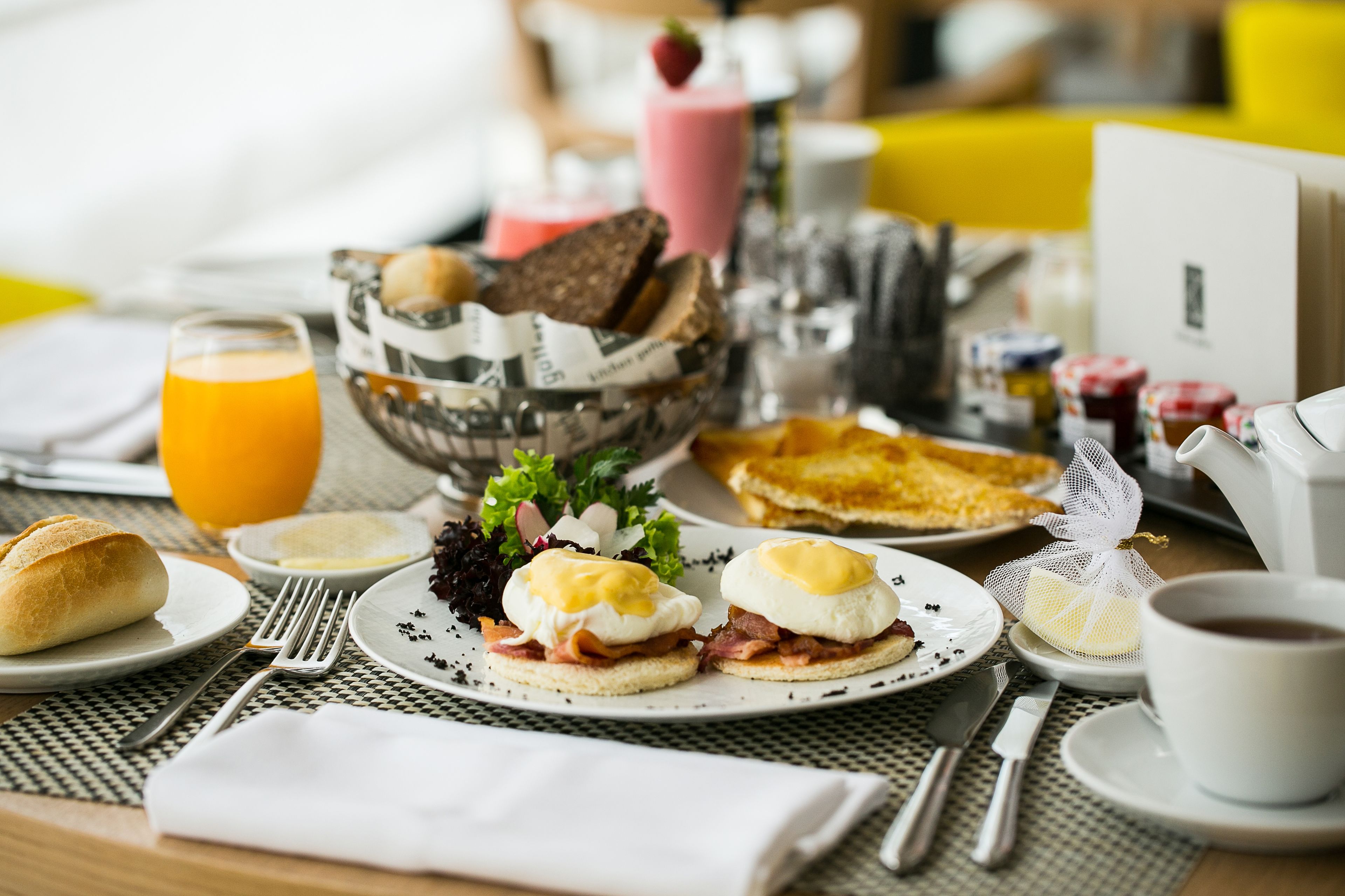 daily buffet breakfast (pln 140 per person)