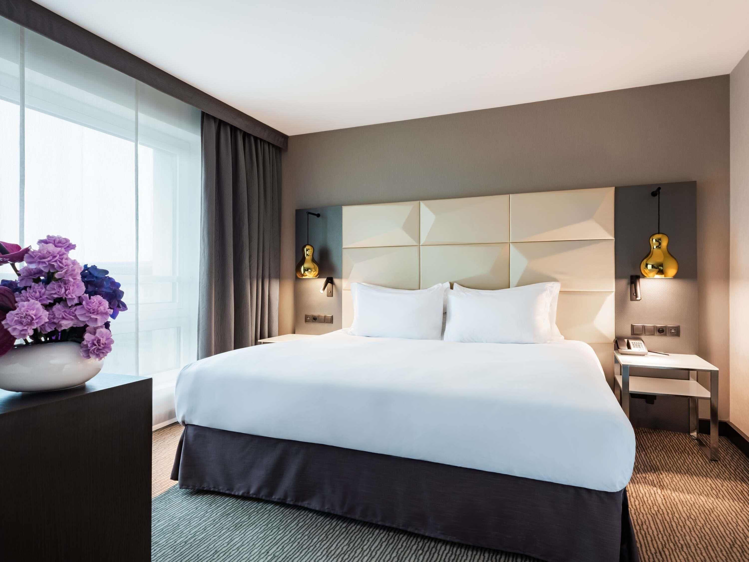 小型套房, 1 张特大床和 1 张沙发床 (Separate Living room) | 高档床上用品、客房内保险箱、遮光窗帘、隔音