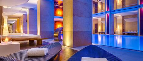 Una piscina cubierta