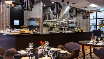 2 restaurants, lunch, dinner served; international cuisine