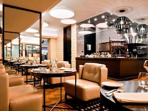 2 restaurantes; se sirve almuerzo y cena; cocina internacional