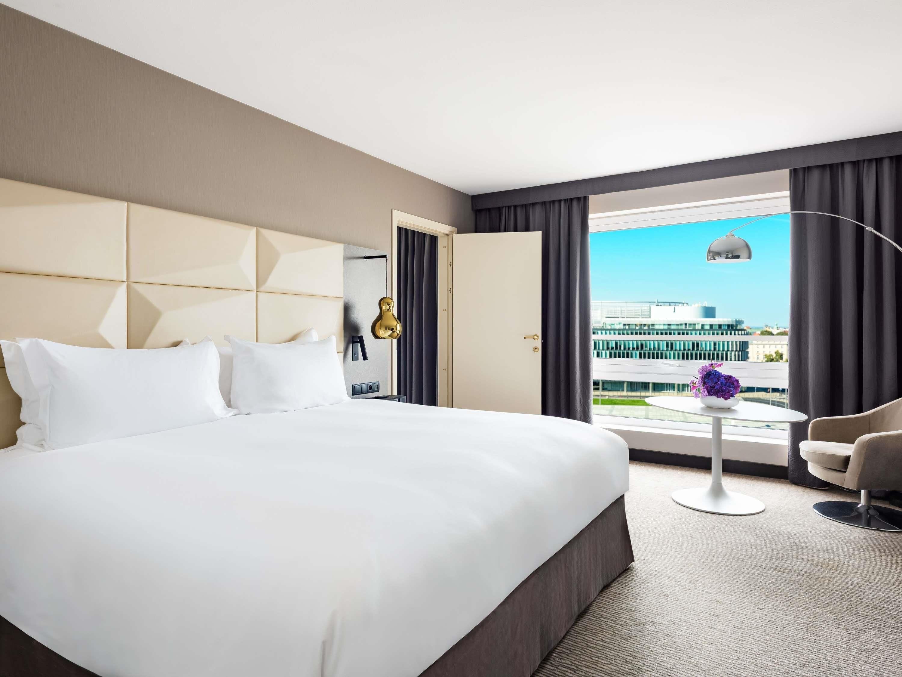 套房, 1 张特大床 (Pilsudski Square View) | 高档床上用品、客房内保险箱、遮光窗帘、隔音