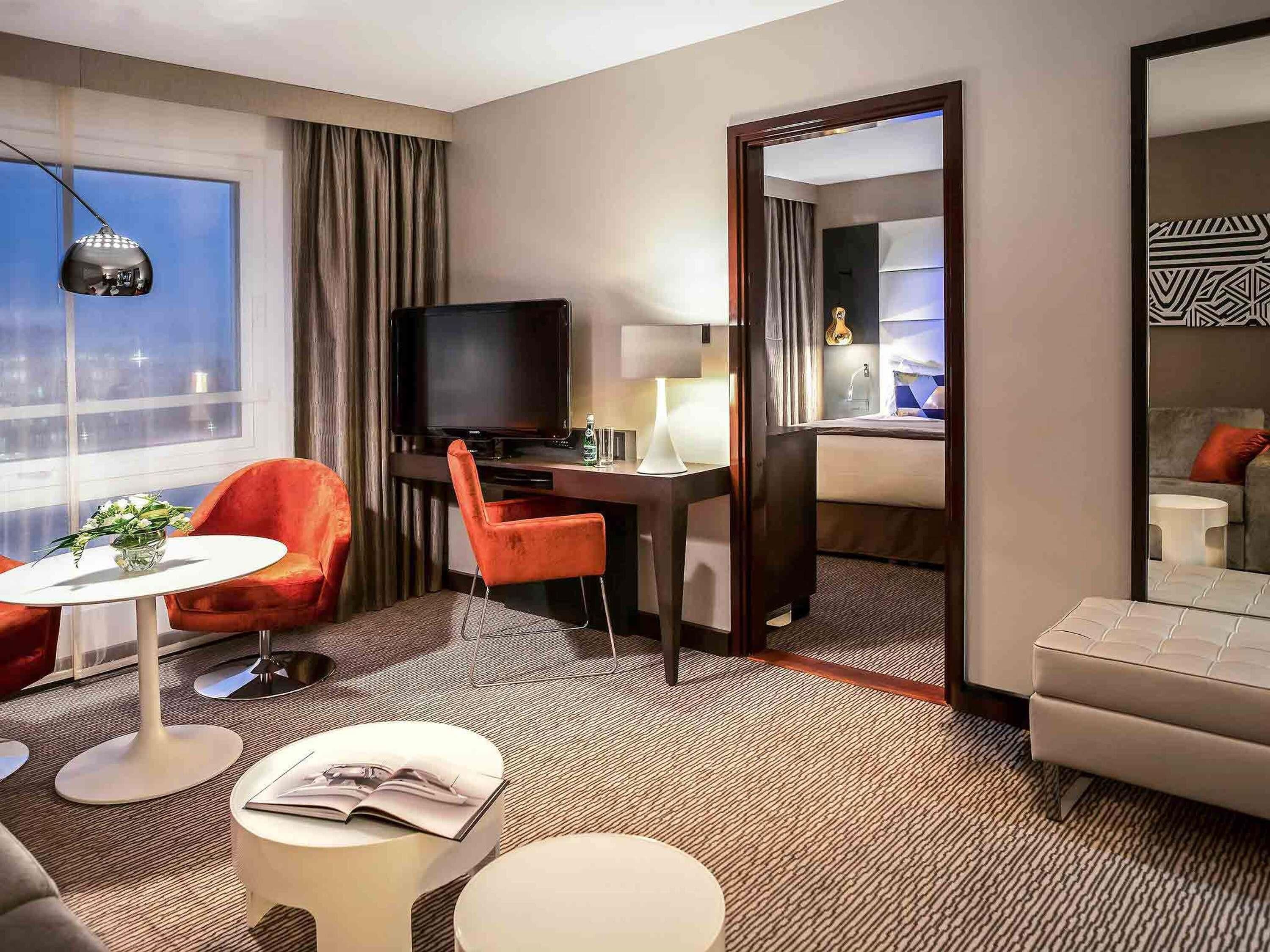 Ropa de cama de alta calidad y caja de seguridad en la habitación 