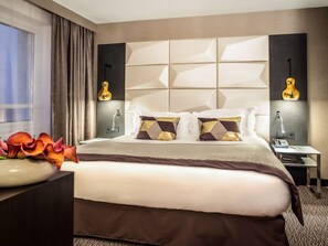 جناح جونيور - سرير ملكي مع أريكة سرير (Separate Living room) | 1 غرفة نوم وأغطية فراش متميزة وخزنة داخل الغرفة وستائر تعتيم