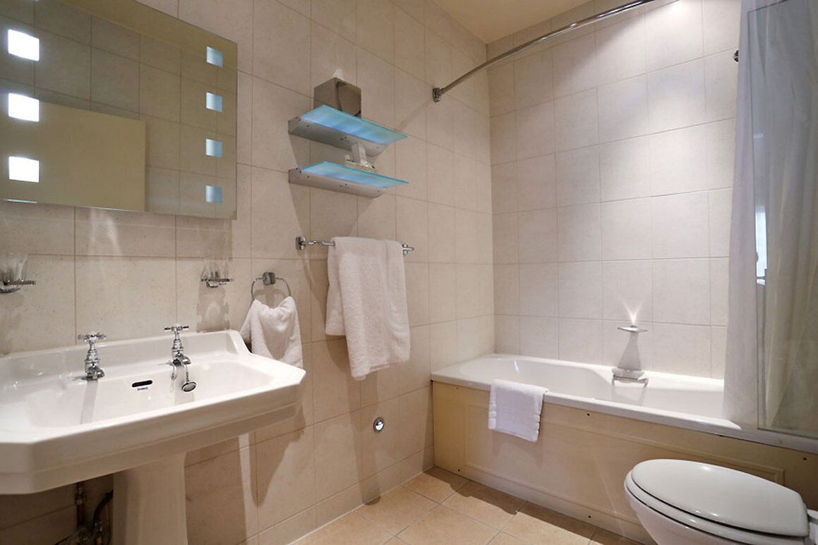 combined shower/bathtub, eco-friendly toiletries, hair dryer, towels
