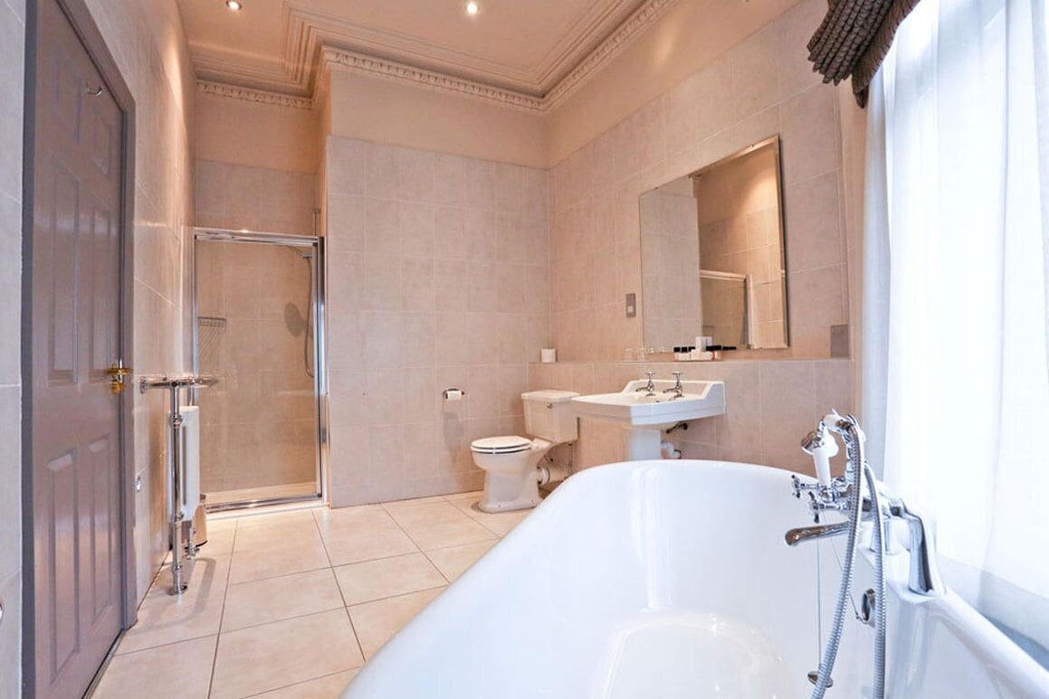 combined shower/bathtub, eco-friendly toiletries, hair dryer, towels