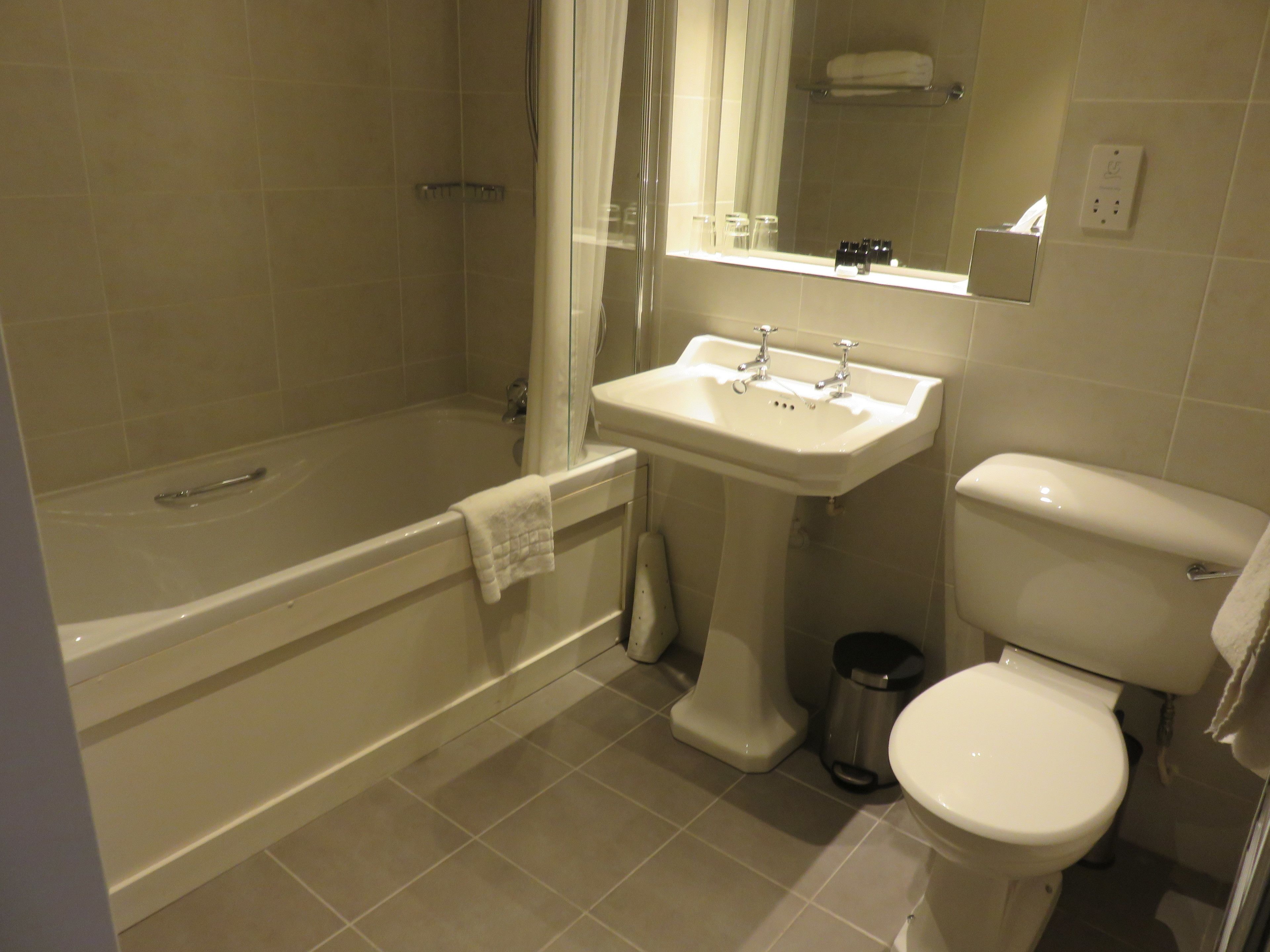 Un baño con bañera, lavabo e inodoro.