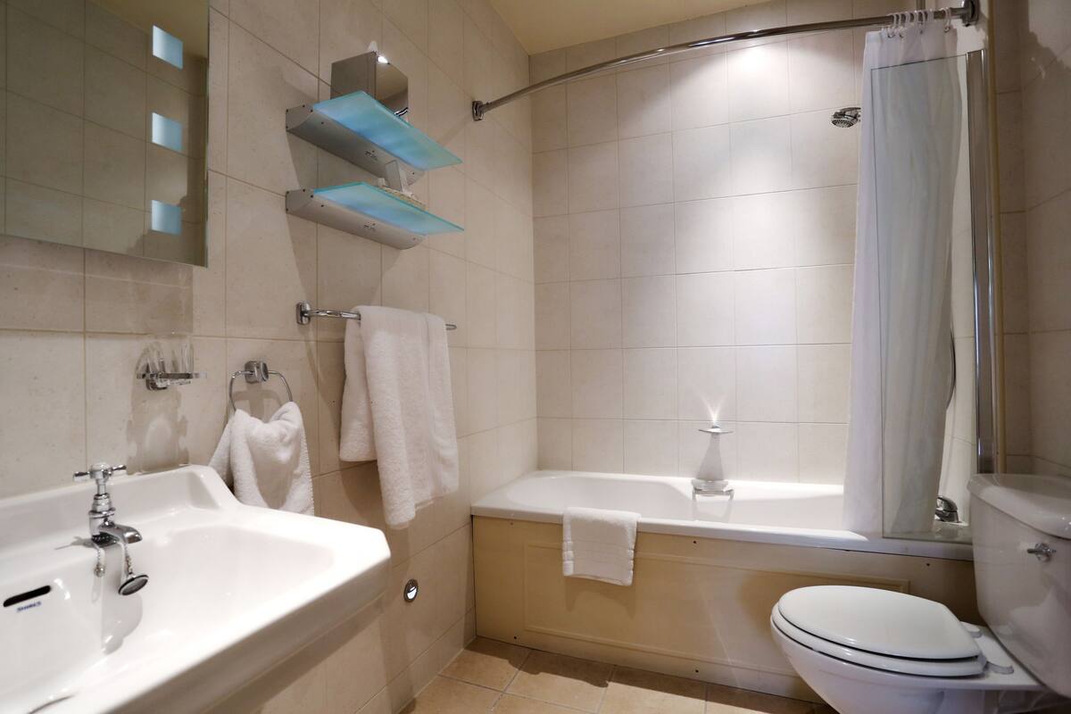 classic twin room, 2 single beds | bathroom | combined shower/bathtub, eco-friendly toiletries, hair dryer, towels