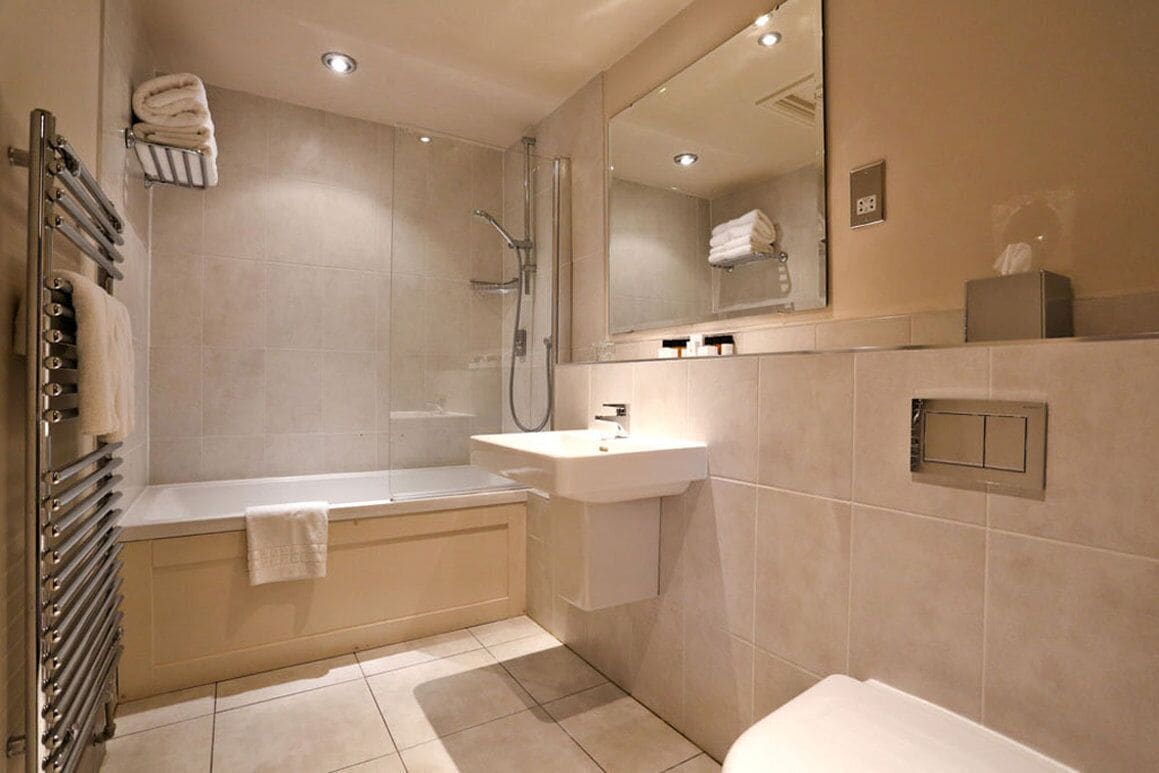 combined shower/bathtub, eco-friendly toiletries, hair dryer, towels
