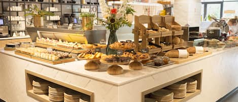 Desayuno buffet todos los días (EUR 25.50 por persona)