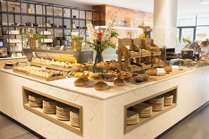 Desayuno buffet todos los días (EUR 24.50 por persona) 