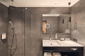 Eco-friendly toiletries, hair dryer, slippers, towels - Van der Valk Hotel Antwerpen (Antwerp)