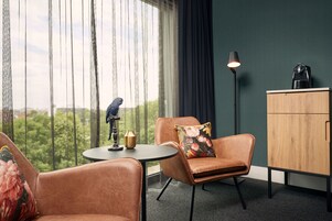 Caja de seguridad en la habitación y escritorio 