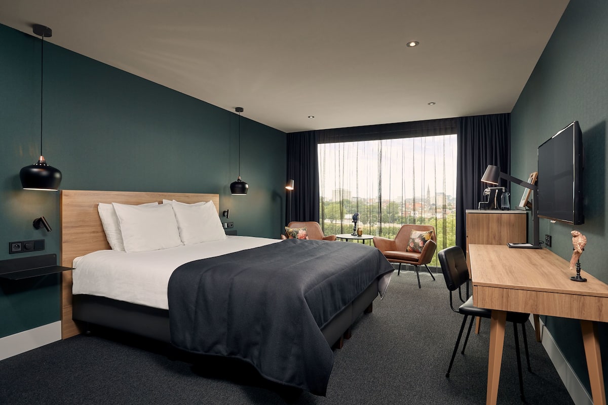 Deluxe Room | In-room safe, desk, laptop workspace, blackout drapes