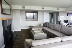 Suite, 1 King Bed, Non Smoking (Penthouse) | Premium bedding, in-room safe, desk, laptop workspace