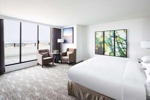 Premium bedding, in-room safe, desk, laptop workspace - DoubleTree by Hilton Hotel & Suites Victoria (Victoria)