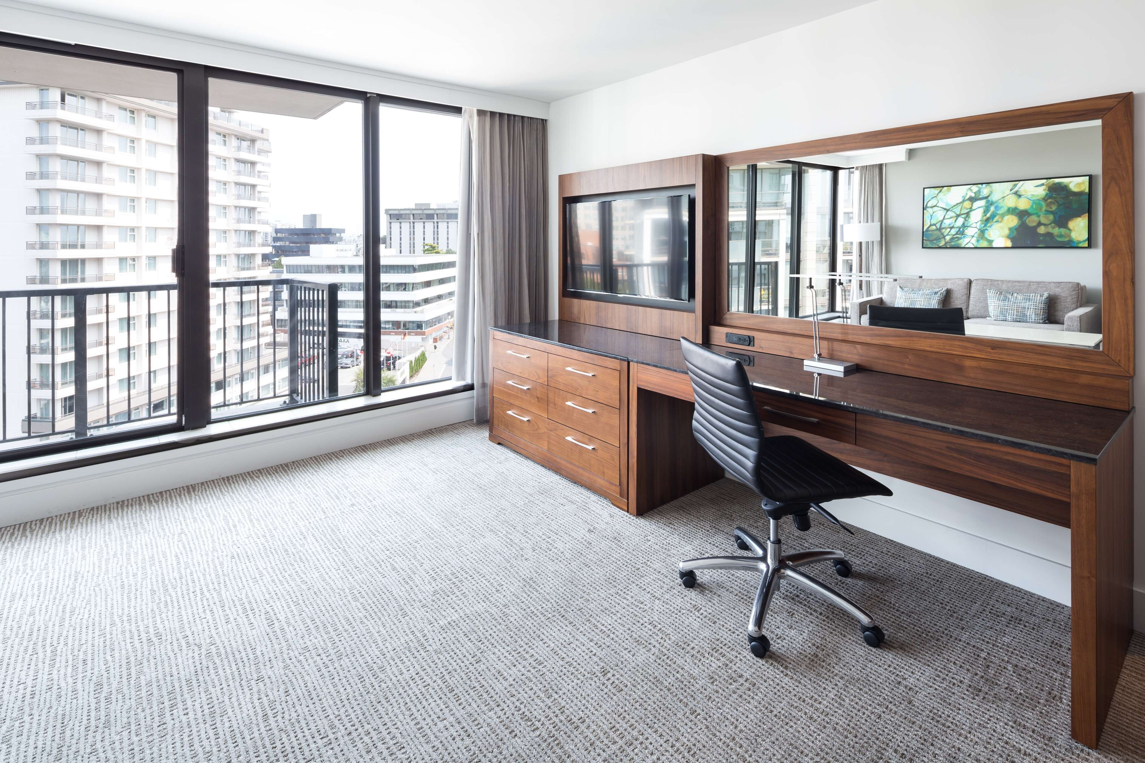 premium bedding, in-room safe, desk, laptop workspace