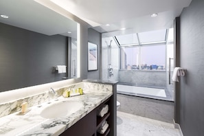 Premium bedding, in-room safe, desk, laptop workspace - DoubleTree by Hilton Hotel & Suites Victoria (Victoria)