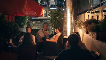 Cocktail bar