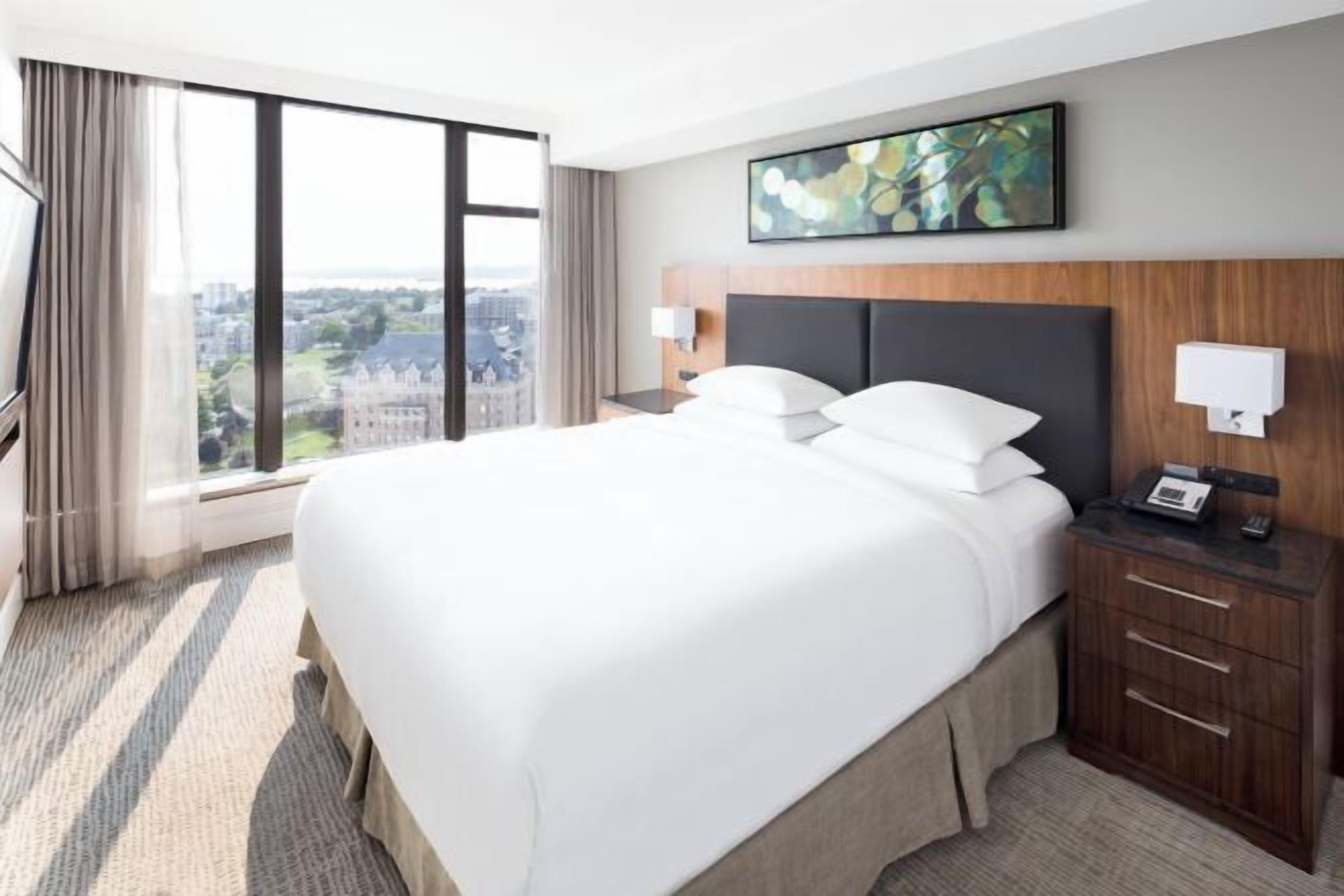 Premium bedding, in-room safe, desk, laptop workspace