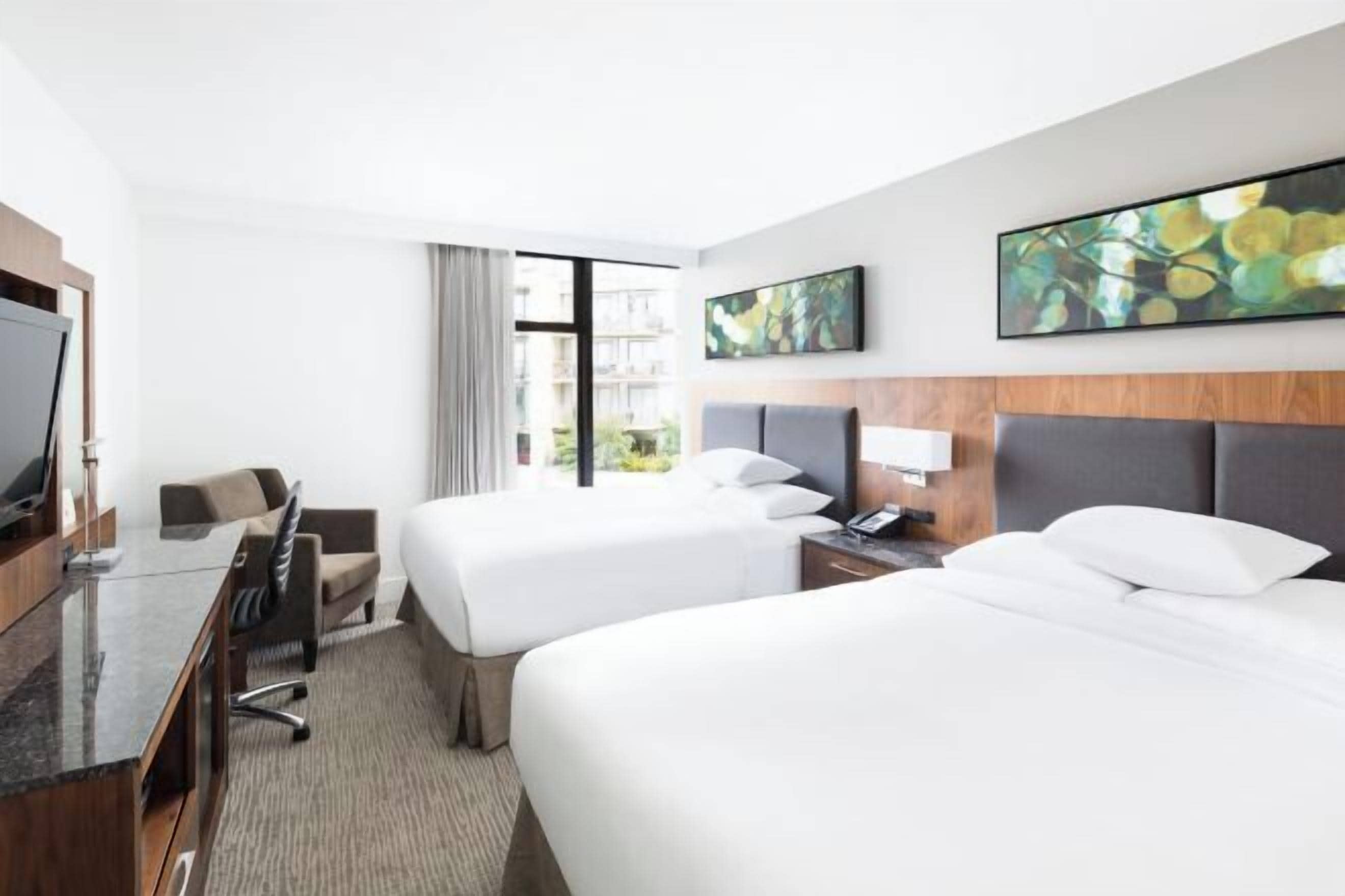 Premium bedding, in-room safe, desk, laptop workspace