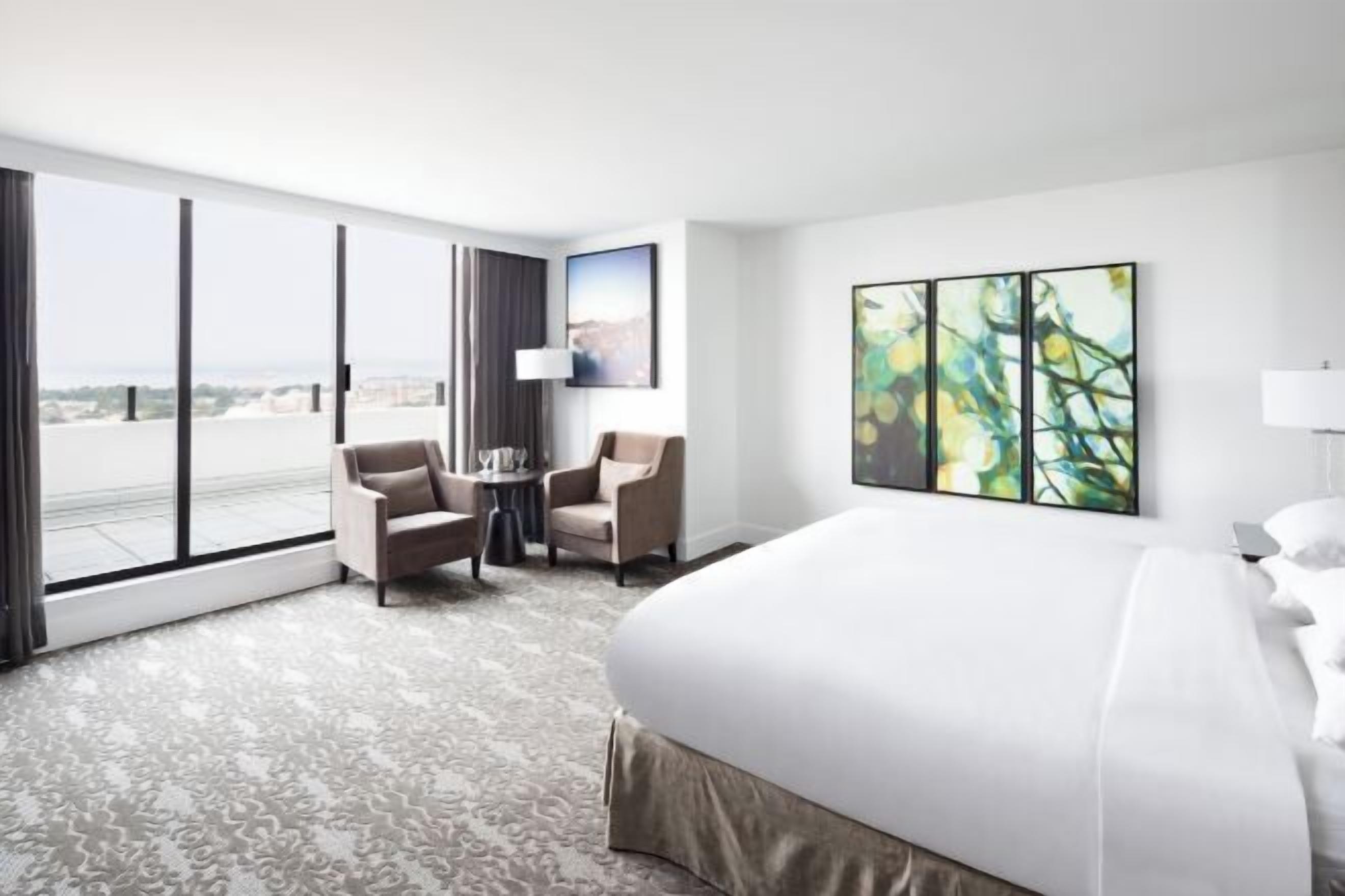 Premium bedding, in-room safe, desk, laptop workspace