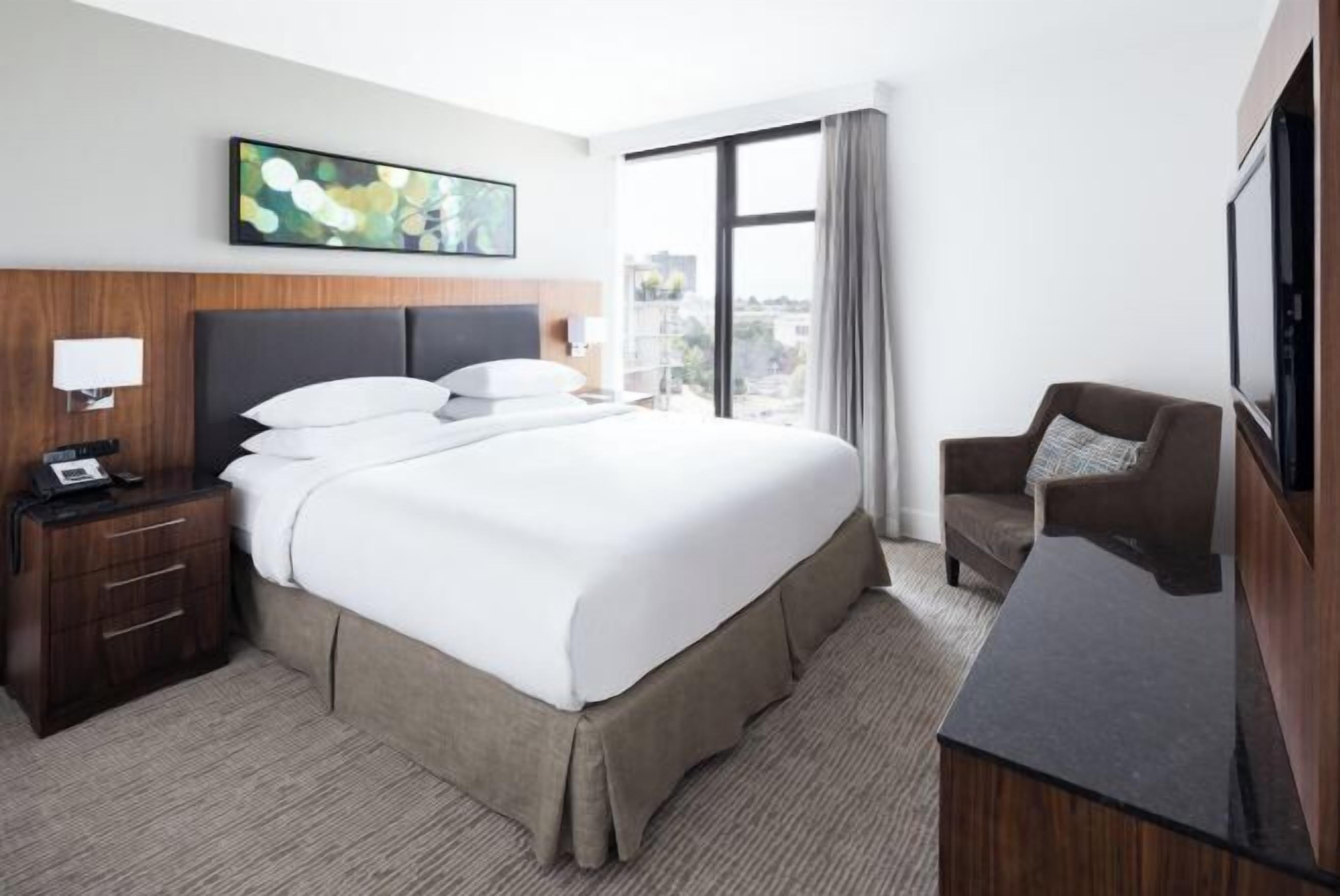 Premium bedding, in-room safe, desk, laptop workspace