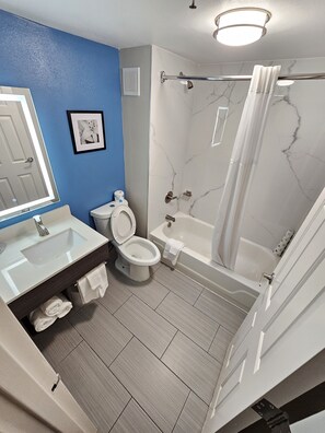 Combined shower/bathtub, free toiletries, hair dryer, towels