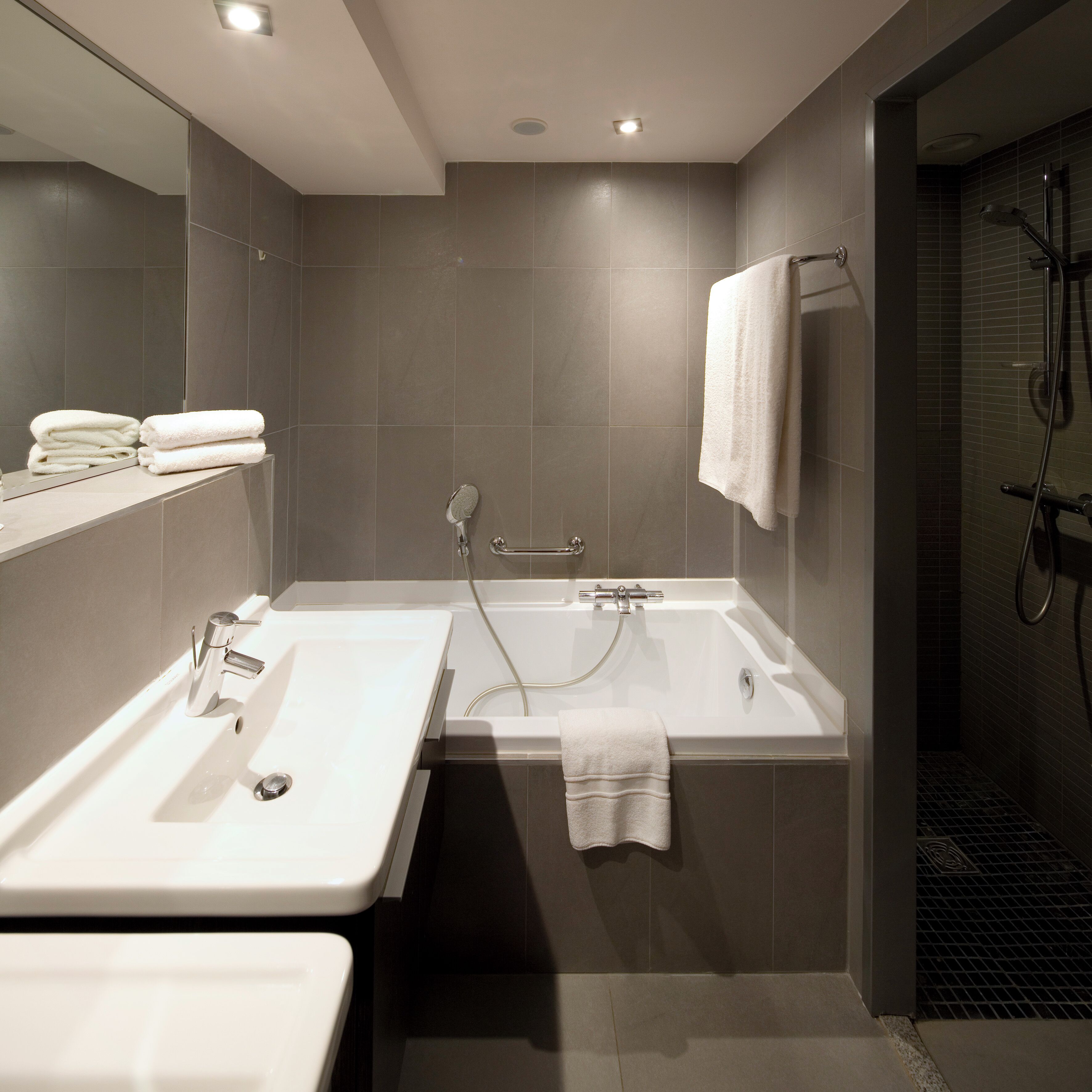 deluxe room | bathroom | combined shower/bathtub, free toiletries, hair dryer, towels
