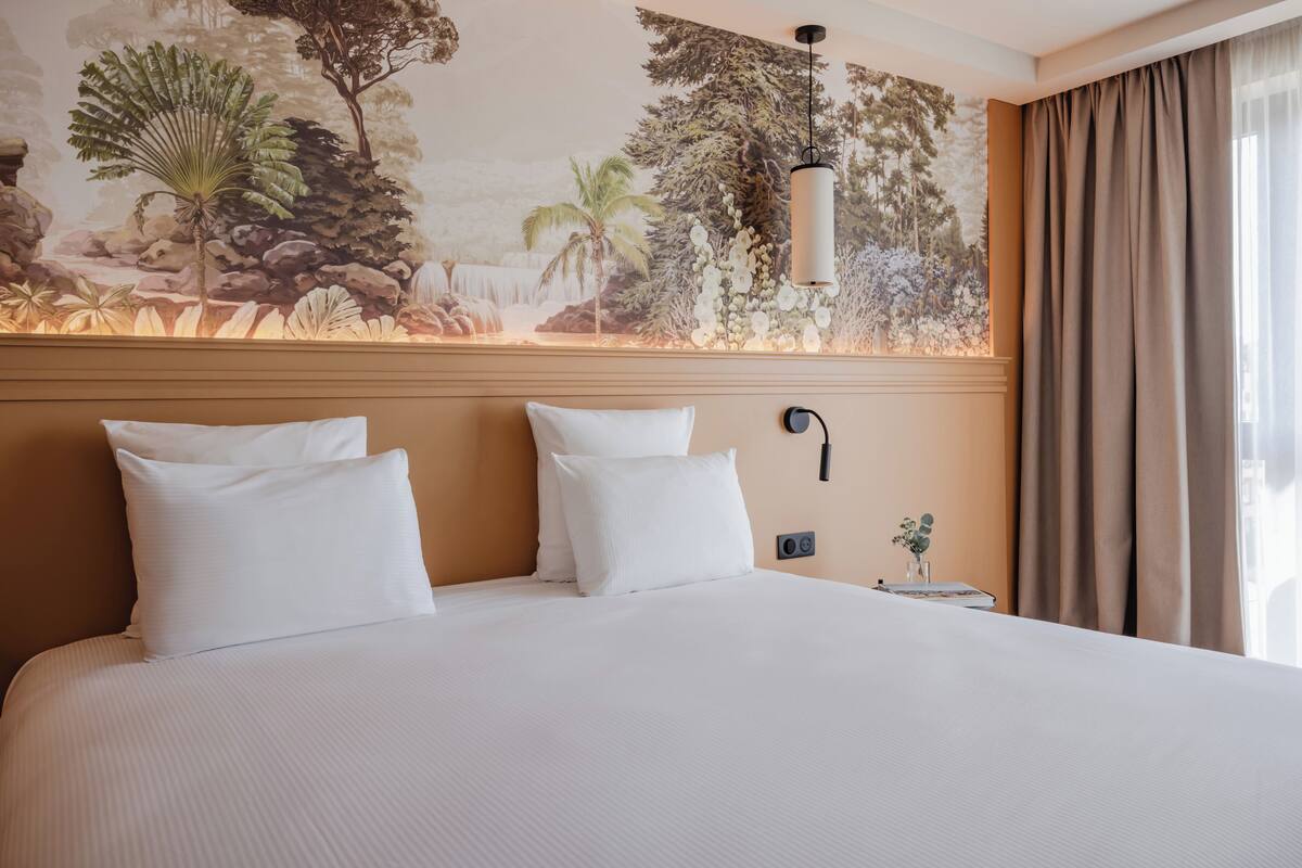 Chambre Privilège | Minibar, in-room safe, desk, soundproofing