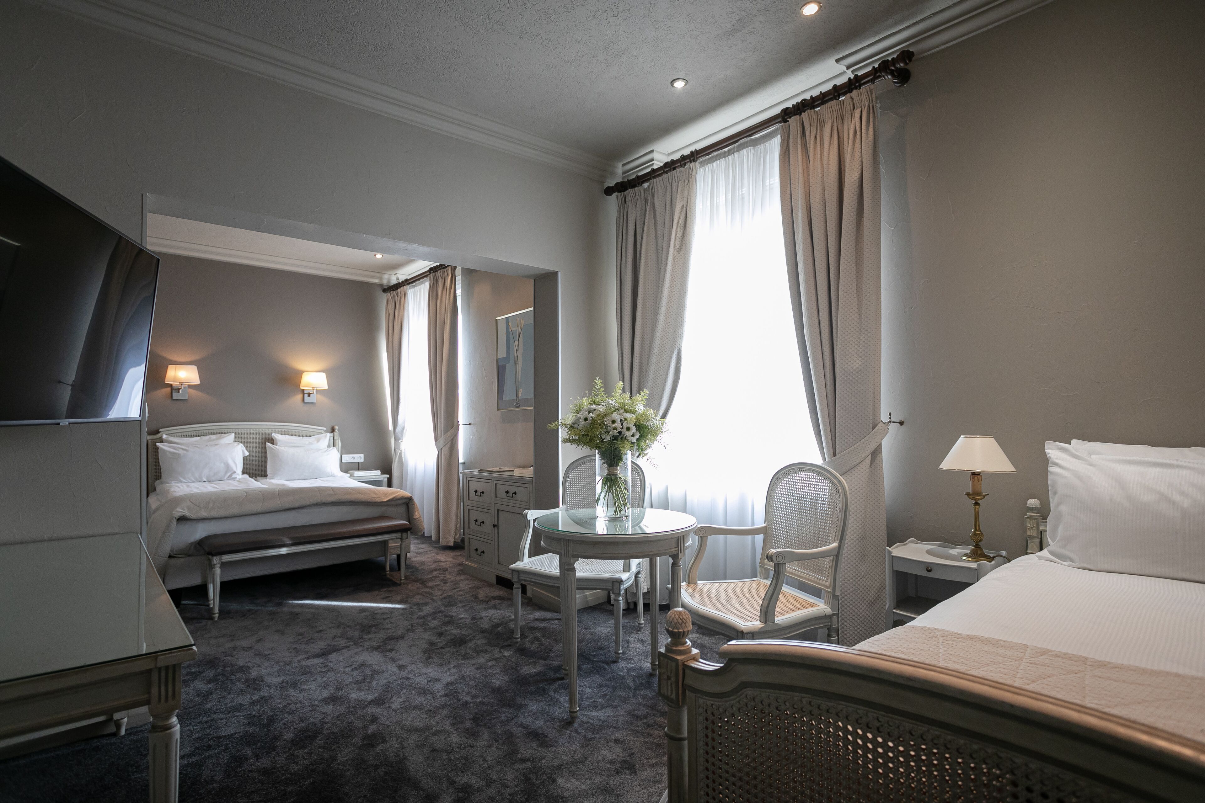 junior suite | minibar, in-room safe, desk, soundproofing