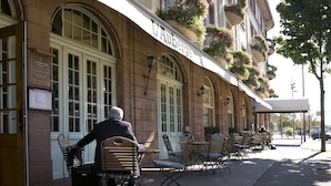 A building with a sign reading "L'Auberge".