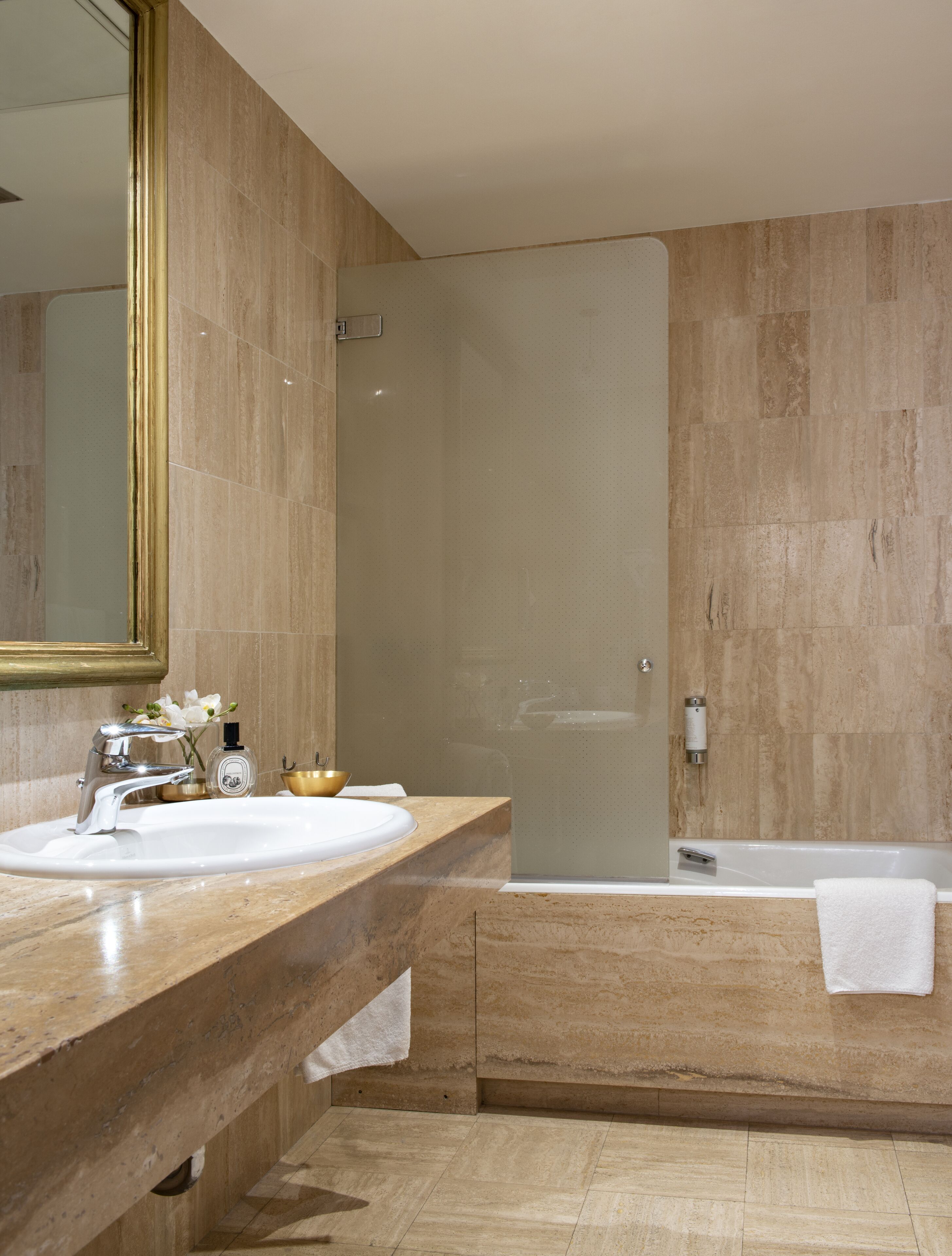 junior suite | bathroom | combined shower/bathtub, free toiletries, hair dryer, towels